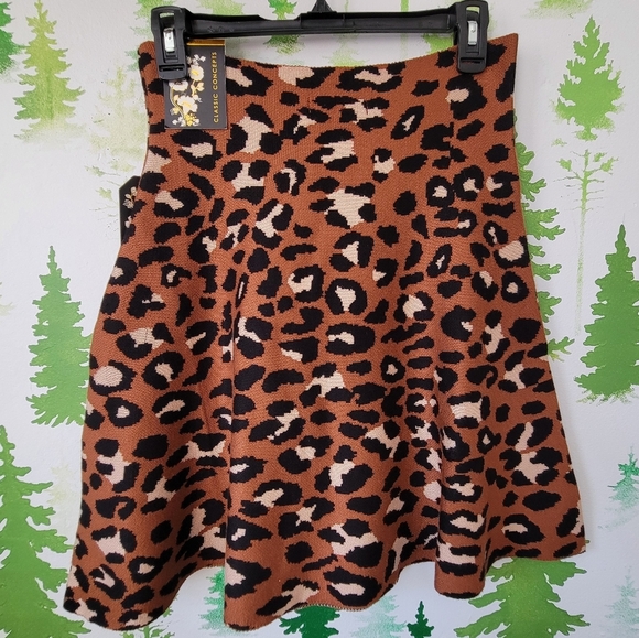 Classic Concepts Leopard Print Trumpet Skirt. - Picture 2 of 5